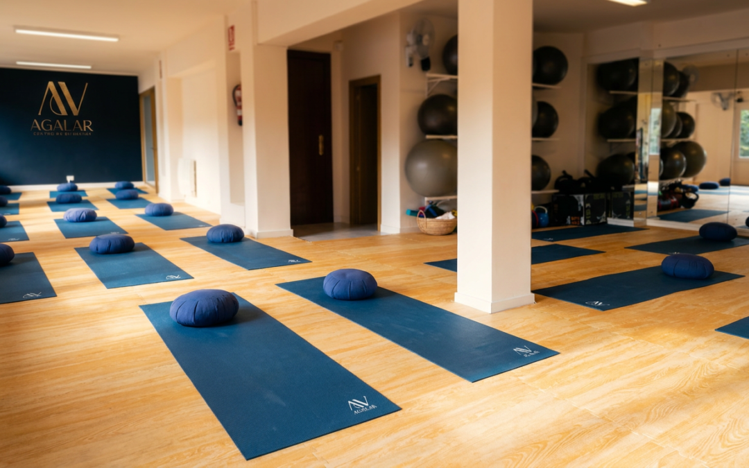 Mujer practicando pilates aéreo en sala de Agalar Mungia