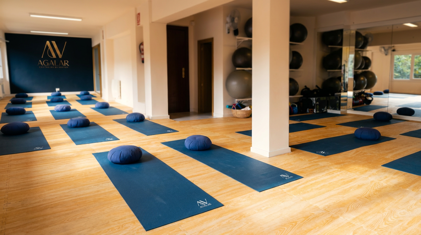 Mujer practicando pilates aéreo en sala de Agalar Mungia